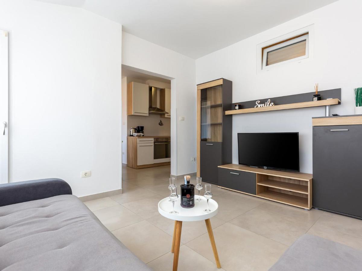 Amoroso Apartment 200M From Sea Porec Exterior photo